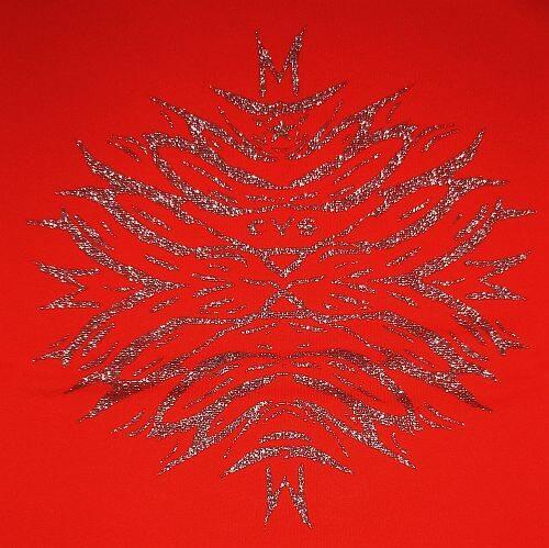 Glitzerdruck auf dem T-Shirt in Farbe rot