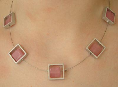 Kette mit Aluteilen mit rosa Perlen