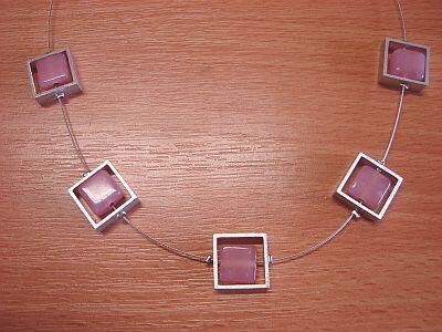 Kette mit Aluteilen mit rosa Perlen