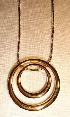 Goldfarbene Kette mit zwei Kreisen Modeschmuck