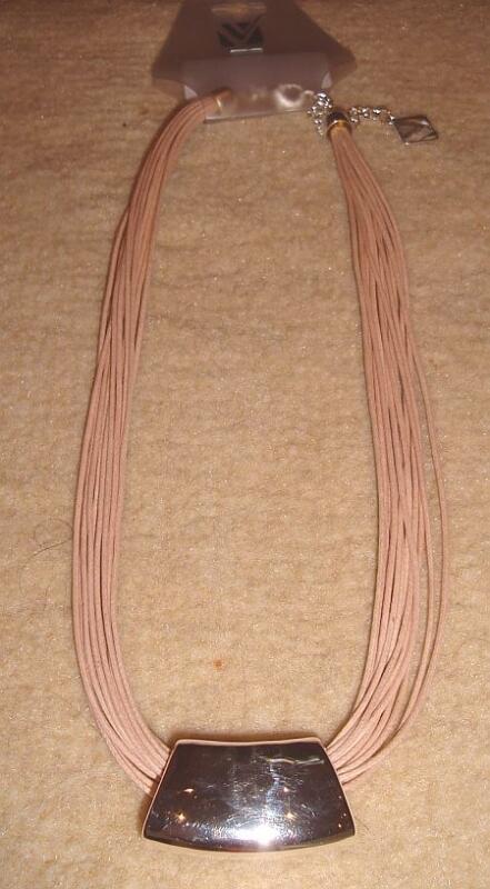 Halskette rosa mit silberfarbenem Anhänger
