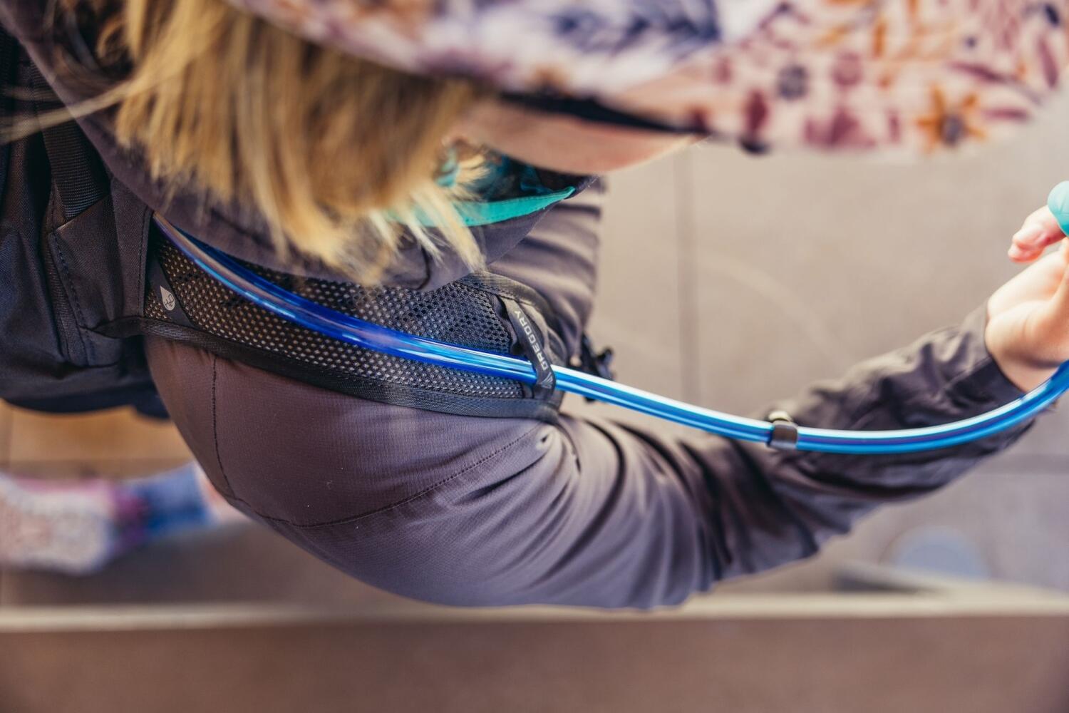 Trinkschlauch Durchführung , Trinksystem nicht im Lieferumfang enthalten