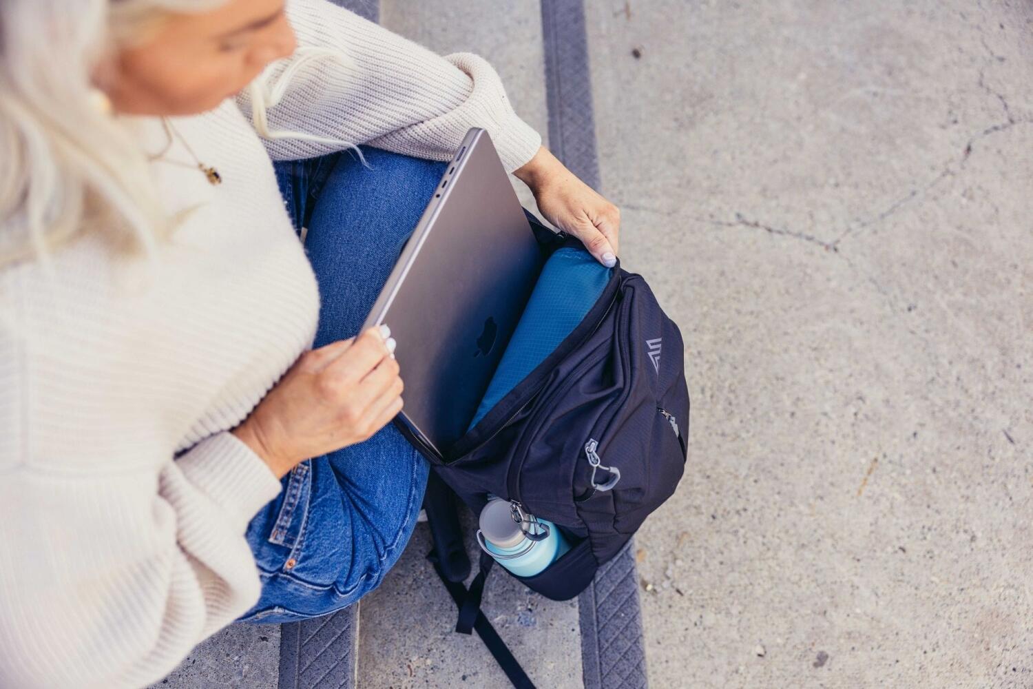 Laptop Fach, abgebildetes Zubehör ist nicht im Lieferumfang enthalten