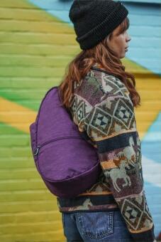 Healthy Back Bag Textured Nylon Small Tasche - Beispielbild mit Tasche in Farbe blackberry