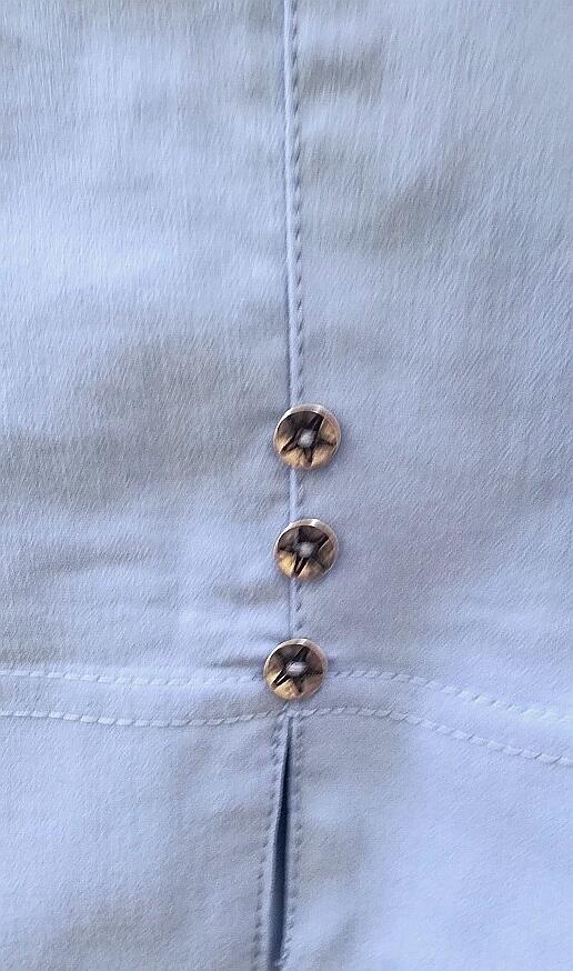 Seitenschlitz mit Knopfverzierung