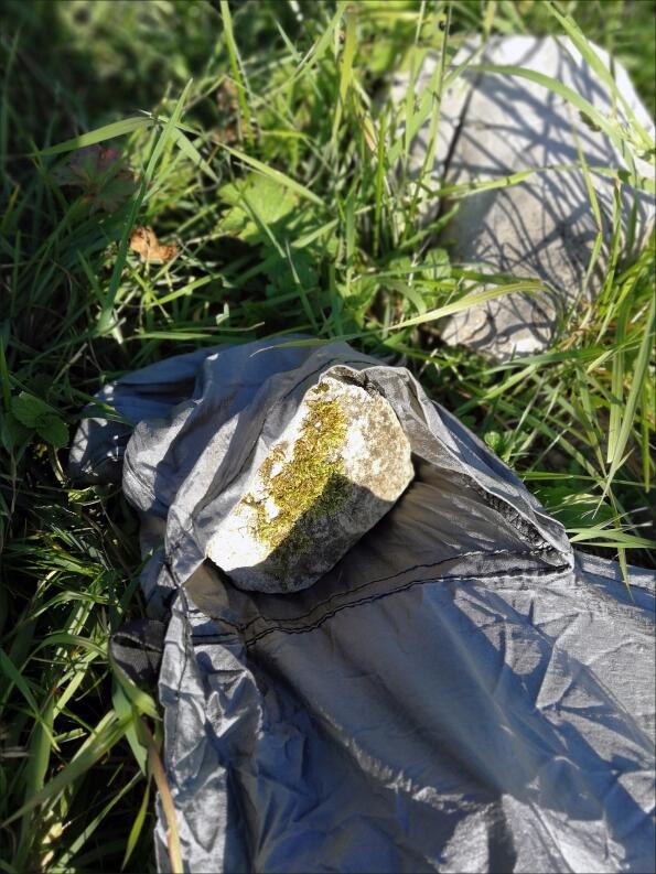 Beschwerung mit Steinen oder Sand