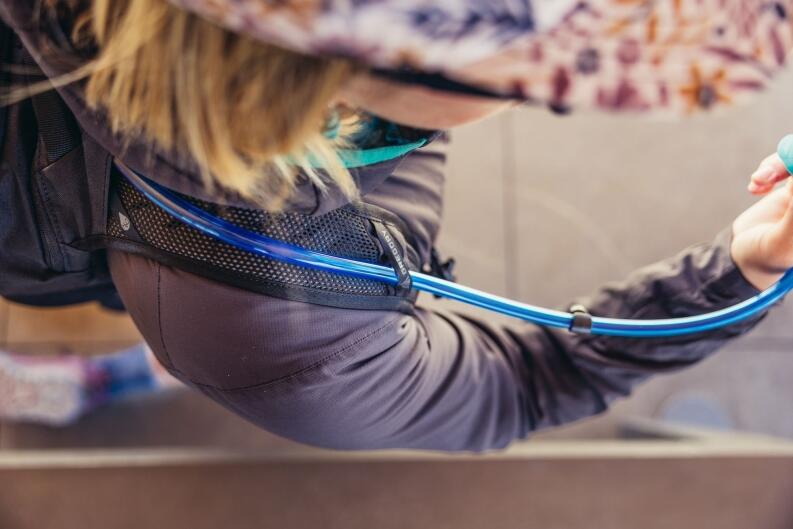 Trinkschlauch Durchführung , Trinksystem nicht im Lieferumfang enthalten