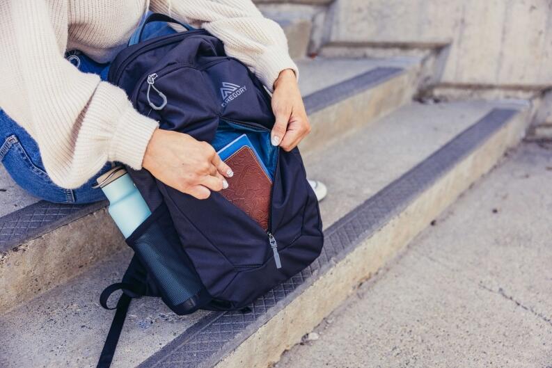 Schnellzugrifffach vorne, abgebildetes Zubehör ist nicht im Lieferumfang enthalten