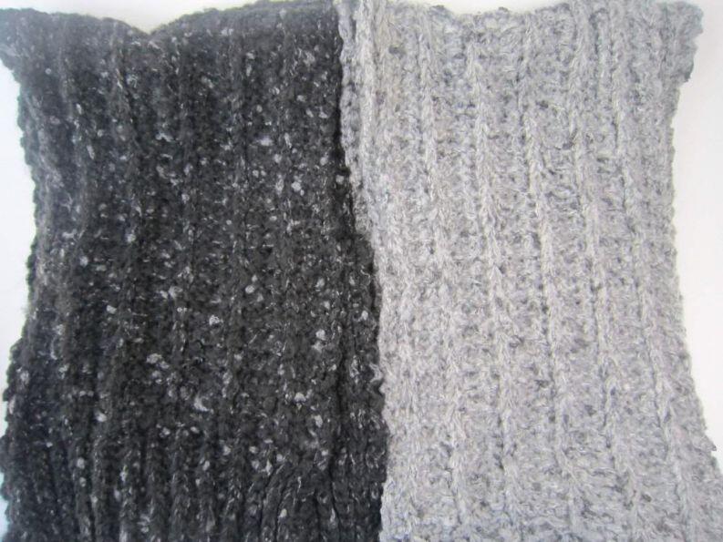 Strickschal schwarz links oder hellgrau rechts