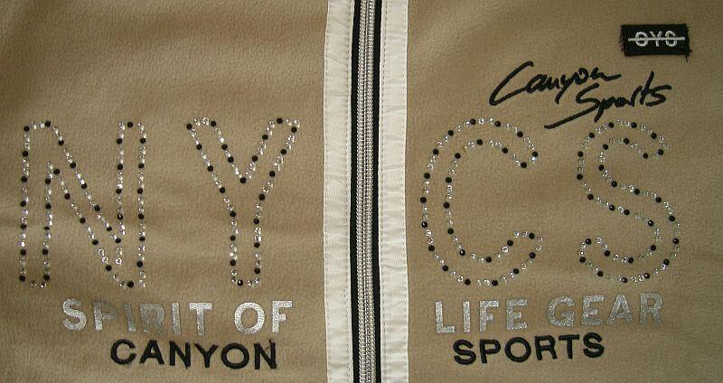 Schriftzug mit Strass und Stickerei